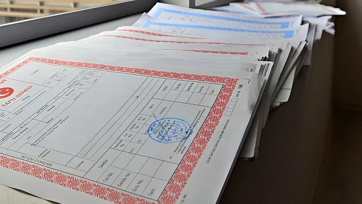 <br><br>TAPU DAİRELERİNDE ÇİPLİ KİMLİK KARTI İLE İŞLEM YAPILMAK ZORUNDA<br><br>Tapu dairelerinde ise önlem daha da yüksek.Tapu dairesine gidildiğinde artık çipli kimlik kartı ile işlem yapılmak zorunda. Eski kimlik kartı, tapu işlemlerinde kullanılamıyor. Çipli kimlik kartı ile biyometrik doğrulama sistemi aktif.<br>