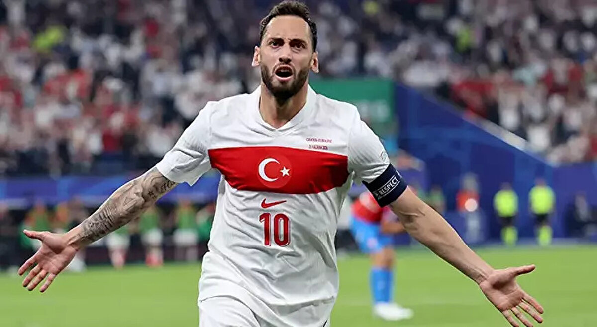 A Milli Takım kaptanı Hakan Çalhanoğlu'nun ismi, bu yaz transfer döneminde sıkça Galatasaray ve Fenerbahçe ile anıldı. Fenerbahçe Başkanı Ali Koç ile de görüşen Hakan Çalhanoğlu'nun transferi Inter'in istediği yüksek bonservis yüzünden iptal olduğu konuşulmuştu. 