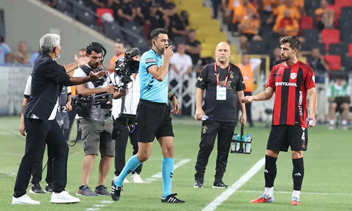 Galatasaray'ın kazandığı ilk penaltıda karar doğru mu?<br> <br>Deniz Çoban: "Hakem yanlış bir yerde duruyor. Eğer farklı bir açıda dursa pozisyonu en baştan görüp korner atışı görmeden oyunu durdurabilirdi. Fikrim şu; açık, net bir şekilde penaltı var. VAR müdahalesi bu anlamda doğru. Ancak hakem yanlış yerde durduğu için baştaki pozisyonu görmüyor. Eğer geniş açıda olsa belki korner kullanılmadan pozisyonu görüp korner atışını kullandırmazdı."<br> <br>Bahattin Duran: "Ben pozisyonun başında Sallai'nin rakibi Rodrigues'e şiddetli bir çekme yaptığı ve pozisyonun faul olduğu düşüncesindeyim ancak o sırada top oyunda değil. Top oyuna girdikten sonra Rodrigues şiddetli şekilde Sallai'yi çektiği için hem VAR müdahalesinin hem de penaltı kararının doğru olduğunu düşünüyorum."<br> <br>Bülent Yıldırım: "Hiçbir şüphe yok net bir penaltı. Top oyunda olmadığı zamana karışılamadığı için VAR müdahalesi de doğruydu."<br><br>Rıdvan Dilmen:  "Galatasaray'ın birinci penaltısında pozisyon net penaltı"