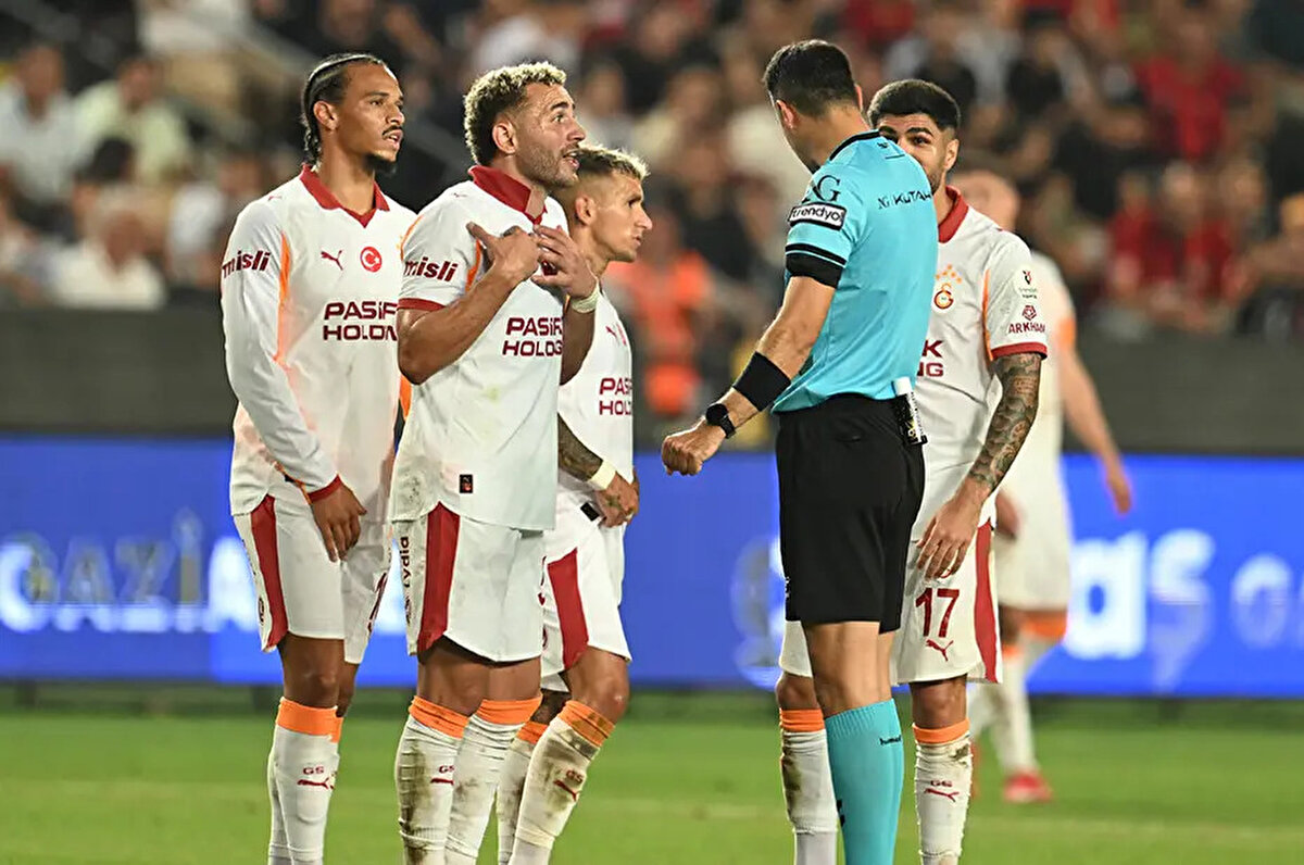 Galatasaray'ın kazandığı 2. penaltı<br><br>Deniz Çoban: "Burada dikkatsiz bir müdahale olduğunu düşünüyorum. Bunun kararını verecek olan hakem ve kararını penaltı olarak gösterdi. Bu penaltıda hiçbir sıkıntı yok."<br> <br>Bahattin Duran: "Çok doğru bir karar."<br> <br>Bülent Yıldırım: "Çok dikkatsiz bir müdahale. Hakem gördü ve çaldı. Karar doğru."<br><br>Rıdvan Dilmen: İkinci penaltıda kural penaltı diyor. VAR hakeminin genel performansını beğendim, müdahaleler yanlış değildi.’’ 