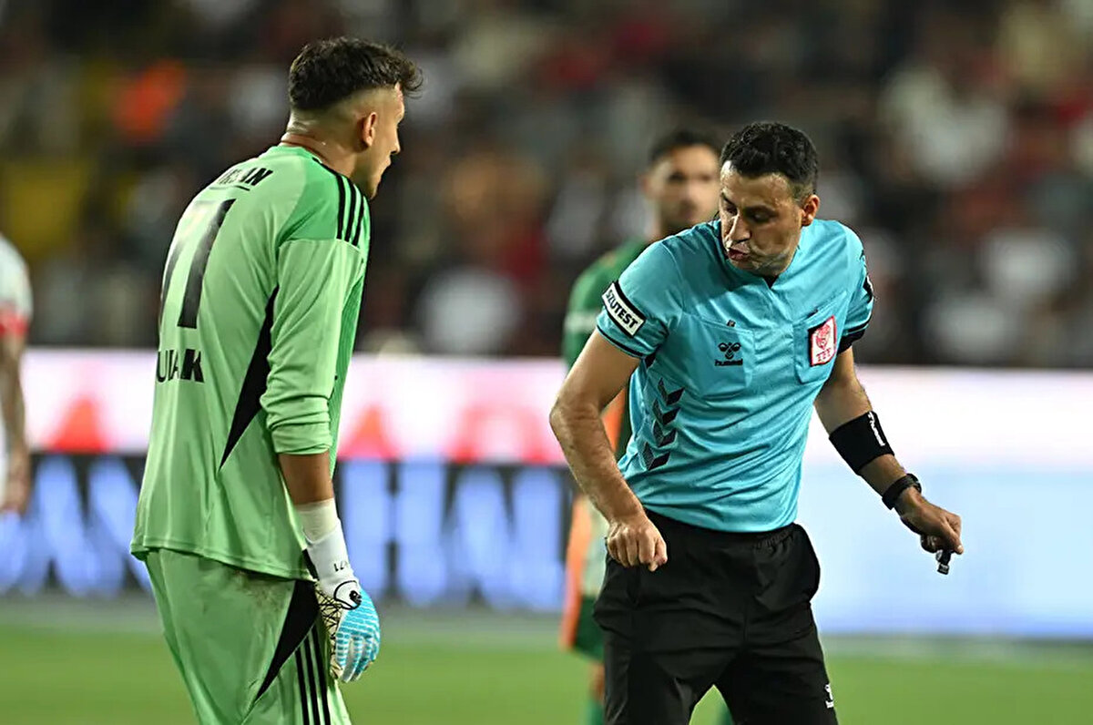 Gaziantep FK'de Burak Bozan'ın kırmızı kart gördüğü pozisyon<br> <br>Deniz Çoban: "Tespit doğru, kırmızı kart doğru ve müdahale doğru ancak hakem daha önceden hareketlense pozisyonu görebilir ve VAR müdahalesine gerek kalmazdı."<br> <br>Bülent Yıldırım: "Kaleci ilk çıkışında doğru bir şekilde geliyor ancak sonrasında yaptığı hareketle ihlal gerçekleştiriyor. Karar doğru."<br> <br>Bahattin Duran: "Doğru bir VAR müdahalesi ve doğru bir karar."