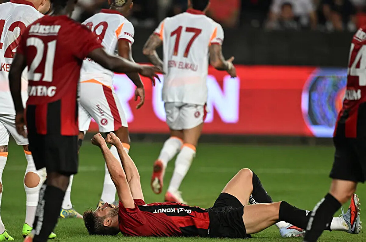 Gaziantep FK'nin penaltı beklediği pozisyonda devam kararı doğru mu?<br> <br>Deniz Çoban: "Arkadan koşan oyuncu Sallai sabit dururken ona çarpıyor ve kendi takım arkadaşını düşürüyor. Devam kararı doğru."<br> <br>Bahattin Duran: "Sallai dikkatsiz de olsa müdahale etse farklı yorumlanabilirdi ancak bu haliyle penaltı değil."<br> <br>Bülent Yıldırım: "Ben de bu pozisyonda bir ihlal görmüyorum. Devam kararı doğru."