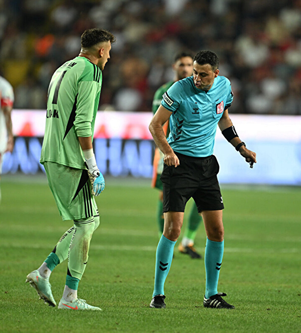 Sezonun ilk gününden itibaren aynı senaryonun yeniden devreye sokulduğunu, tiyatronun perdelerinin yeniden aralandığını tüm Türkiye olarak hep birlikte görüyoruz.<br>