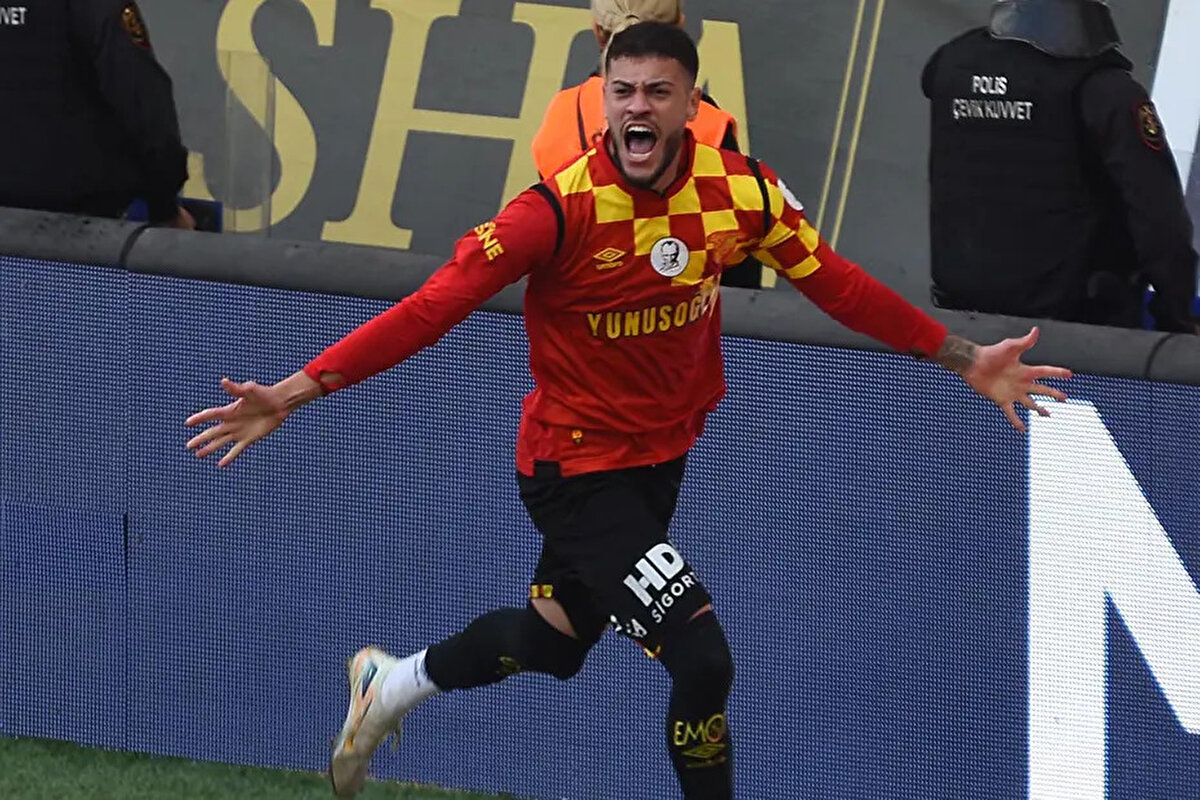 Bundesliga ekibi, Manchester United'a gönderdiği Benjamin Sesko'nun yerini Romulo'yla doldurmaya hazırlanıyor.