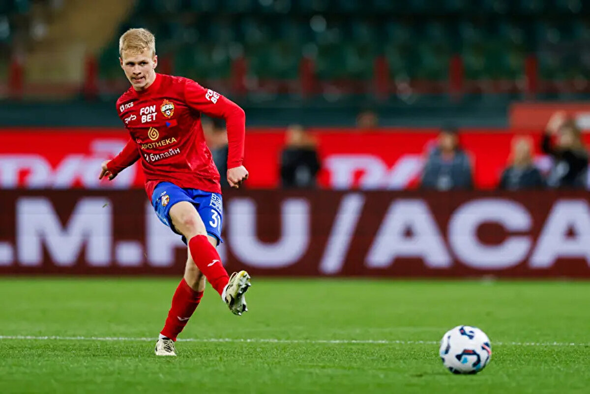 Rus gazetecinin "Türkler 20 milyon euro teklif etse?" şeklindeki sorusu üzerine konuşan Manyakov, "Kişisel görüşüm CSKA onu 20'ye de vermezdi" dedi ve Devin Özek'in transfer itirafını duyurdu.<br>