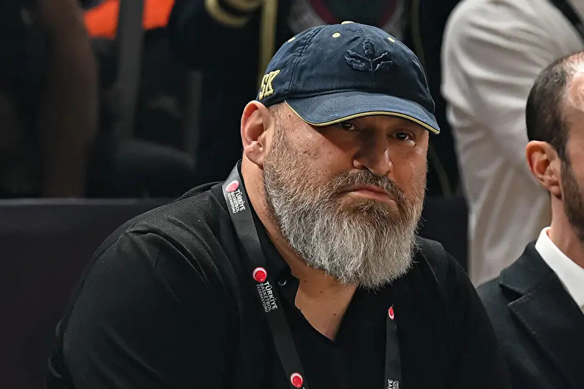 Fenerbahçe camiasına çağrıda bulunan Sertaç Komsuoğlu, "Bu operasyonu gerçekleştirmeye çalışanların kursağında bırakmak için bizler; başta Başkanımız olmak üzere, Yönetim Kurulu üyelerimiz ile en ön saflarda yer alacağız. Camiamızın tüm fertlerini, bu adaletsizliğe karşı birlikte hareket etmeye çağırıyoruz. Ancak şunu da söylemek isterim ki bu sorumluluk sadece bizim camiamızın değil tüm futbol paydaşlarının da asli görevi olmalıdır" şeklinde konuştu.<br>