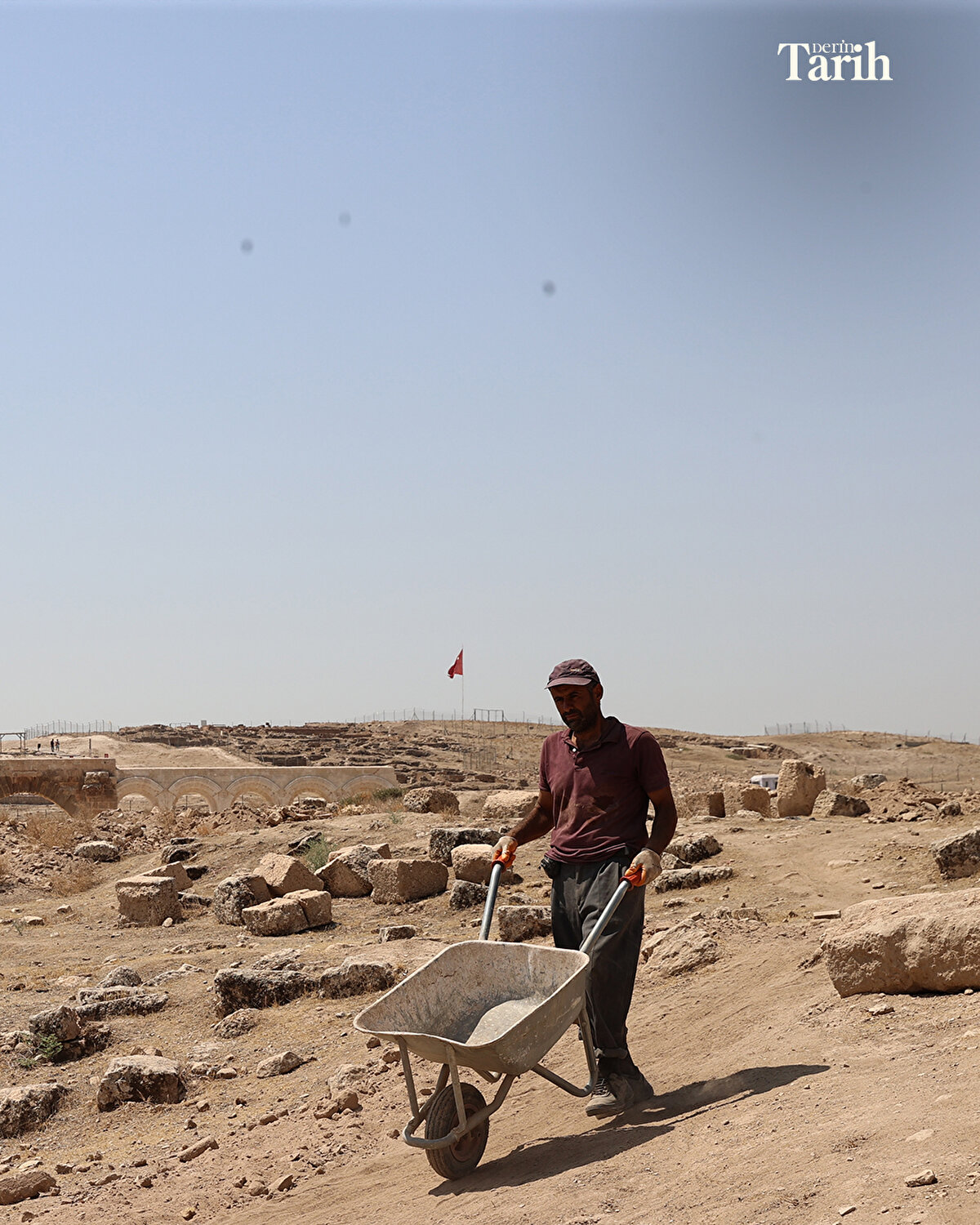 Sabah 06.00'da başlayan çalışmalar öğleye kadar devam ediyor, çünkü öğleden sonra sıcaklık 50 dereceye yaklaşıyor. Yerel işçiler, bölgenin sert iklimine alışık oldukları için çalışmalara uyum sağlarken, arkeologlar da uzun süreli saha tecrübeleriyle bu zorlu koşullara direniyor. Kazılar ilerledikçe, Harran'ın binlerce yıllık geçmişine ışık tutacak yeni bulguların ortaya çıkması bekleniyor.