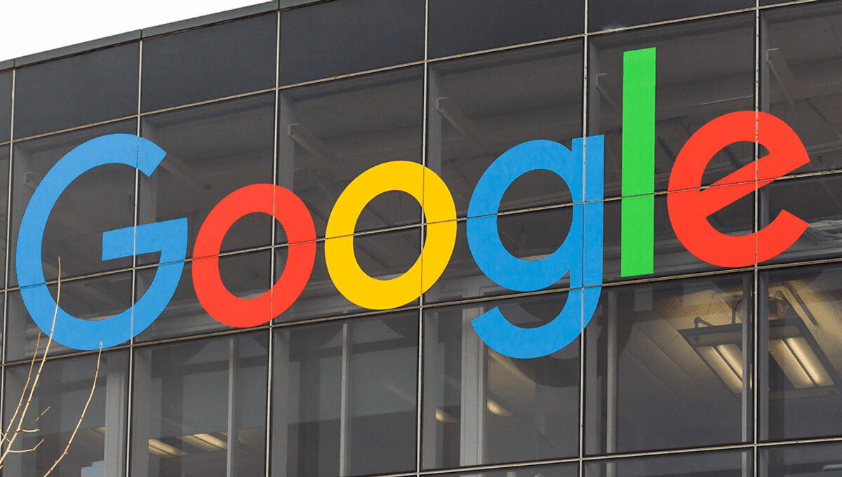 BBC’nin aktardığına göre erken uyarı sistemi Android cihazlarda çalışıyor. Türkiye’deki telefonların yüzde 70’i bu özelliğe sahip.<br><br>Google’ın sistemi, Android işletim sistemini kullanan telefonlar aracılığıyla sarsıntıyı tespit edebiliyor. Depremler yer kabuğunda nispeten yavaş hareket ettiği için saniyeler öncesinden uyarı gönderilebiliyor.