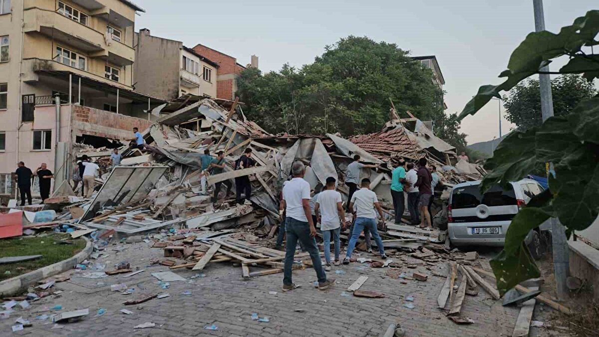 Deprem uzmanları, Balıkesir'deki şiddetli deprem sonrası açıklamalarda bulundu. <br><br>Yer bilimci Prof. Dr. Naci Görür:<br> <br>Şimdi Alakır-SındırgıBalıkesir’de 6,1 deprem oldu. Deprem Simav Fay Zonu, Sındırgı Segmanı üzerinde. Sağ yönlü, yanal bir fay niteliğinde. Küçük deprem değil, hasar olabilir. Daha büyük deprem olacağını sanmıyorum. Evlerden bir müddet uzak durun.
