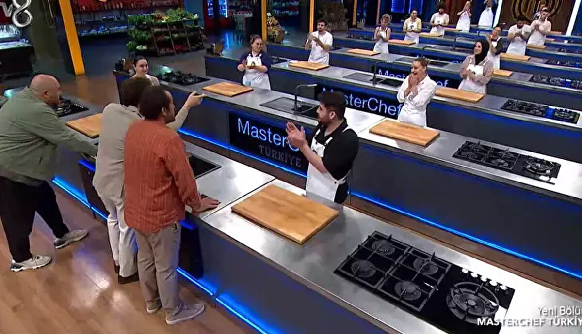 Tv8 ekranlarının sevilen yarışması MasterChef Türkiye’de bu akşam yedeklerden ana kadroya geçiş heyecanı yaşandı. Yedek yarışmacılar, ana kadrodan elenen yarışmacının yerine geçebilmek için şeflerin karşısına çıktı. İki aşamalı zorlu görevde en iyi performansı sergileyen isim, MasterChef ana kadrosuna girme hakkını elde etti.