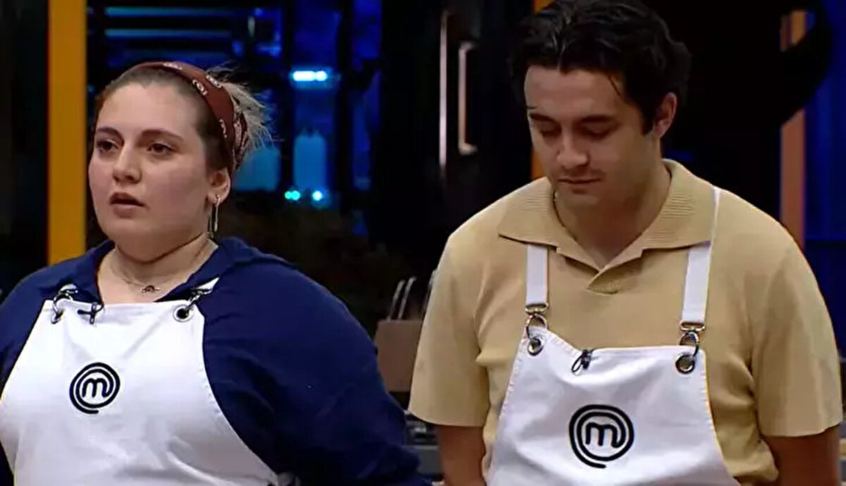 MasterChef yedeklerden ana kadroya kim geçti?<br><br>MasterChef Türkiye’de ana kadroya girmek için şeflerin karşısına çıkan yedek yarışmacılar, ilk etapta Hasanpaşa Köftesi yaptı. Bu turda en başarılı tabakları hazırlayarak ikinci aşamaya geçen isimler Mert, Nisan, Aslı, Meryem, Alperen, Muratcan, Elif, Deniz ve Edanur oldu.