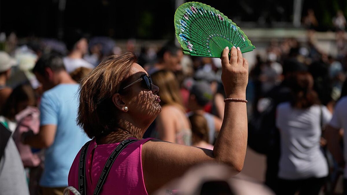 İstanbul için 5 günlük hava durumu<br><br>Meteoroloji verilerine göre İstanbul’da sıcak hava etkisini sürdürecek:<br><br>10 Ağustos Pazar: Açık, güneşli, 33°C<br><br>11 Ağustos Pazartesi: Açık, güneşli, 34°C<br><br>12 Ağustos Salı: Açık, güneşli, 33°C<br><br>13 Ağustos Çarşamba: Açık, güneşli, 29°C