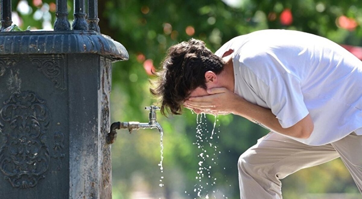 Meteoroloji uzmanları, önümüzdeki günlerde sıcaklıkların yüksek seyretmeye devam edeceğini belirtiyor. Vatandaşların özellikle öğle saatlerinde güneş altında bulunmamaları ve güneş koruyucu önlemler almaları tavsiye ediliyor.