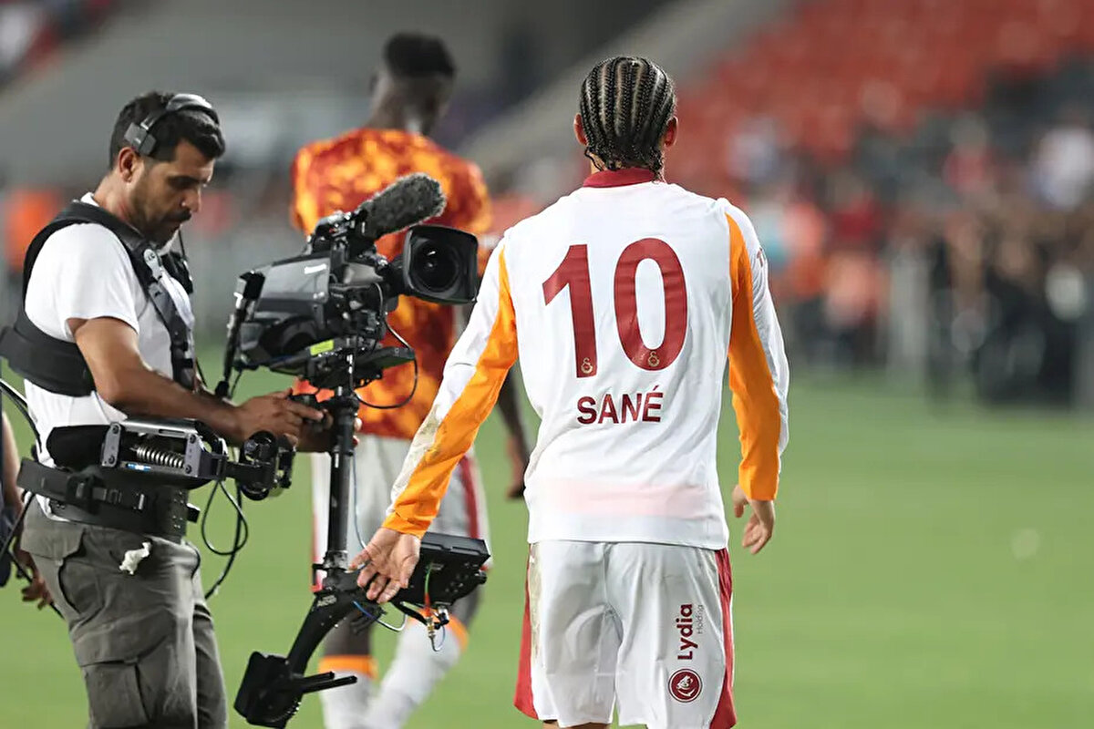 Galatasaray, Trendyol Süper Lig'de sezonun açılış maçında Gaziantep FK'yi 3-0 yenerken, Leroy Sane de ilk kez bir resmi maçta sarı kırmızılı formayı giydi.<br>
