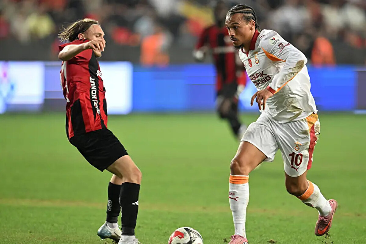 Sabah Gazetesi'nin haberine göre; Sane karşılaşmanın ardından soyunma odasında zeminle ilgili olumsuz görüşlerini takım arkadaşları ve teknik heyetle paylaştı.<br>