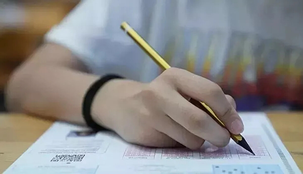 AGS puanı nasıl hesaplanacak?<br><br>Yabancı dil öğretmenlikleri (Almanca, Arapça, Çince, Fransızca, Farsça, İspanyolca, İtalyanca, Japonca, Korece, Rusça, İngilizce) için MEB-AGS puanı, AGS puanının %50’si ile adayın aynı yıl aldığı Yabancı Dil Seviye Tespit Sınavı (YDS/e-YDS) puanının %50’si toplanarak hesaplanacak.