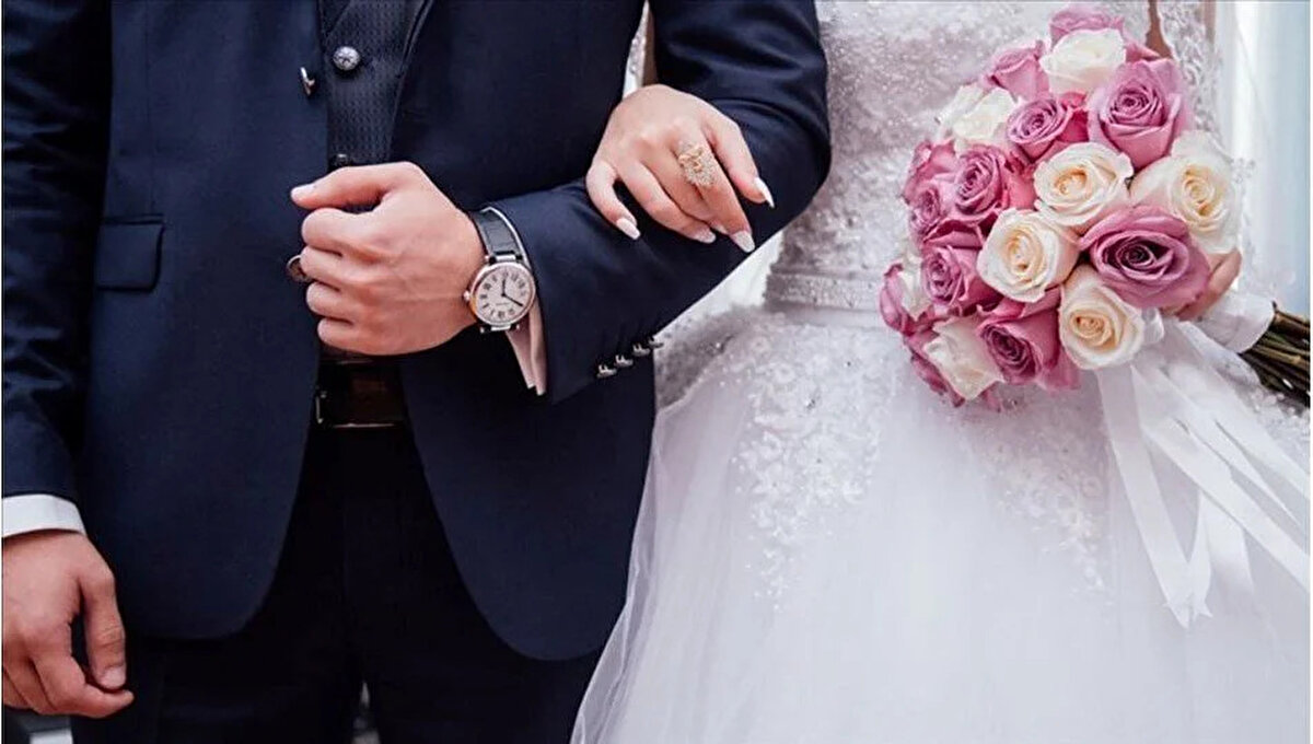 Sıkça sorulan sorular<br><br>Yeni evlenecek çiftlere indirim kodu nasıl alınır?<br>e-Devlet üzerinden “Aile ve Gençlik Fonu İndirim Protokolü” hizmetini kullanarak kod oluşturabilirsiniz.<br><br>Evlilik indirimi ne kadar?<br>Markalara göre değişmekle birlikte %10 ile %35 arasında indirim uygulanıyor.<br><br>Yeni evlenenlere devlet yardımı nedir?<br>150 bin TL faizsiz kredi desteği ve anlaşmalı markalarda indirim fırsatı sunuluyor.<br><br>Yeni evleneceklere mobilya indirimi başvurusu nasıl yapılır?<br>e-Devlet üzerinden indirim kodu alarak anlaşmalı mobilya markalarında kullanabilirsiniz.