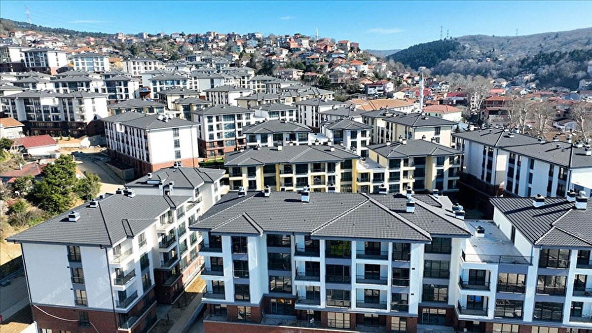 Türkiye genelinde konut fiyatları 2025’in ikinci çeyreğinde yükselmeye devam ediyor. Elektronik Veri Dağıtım Sistemi (EVDS) ve TÜİK verilerine göre, deprem bölgelerindeki illerde konut fiyatları fiyatları hem dalgalanıyor hem de yatırımcıların odağında yer alıyor. İstanbul ve Balıkesir gibi 6,0 ve üzeri şiddette depremler yaşayan iller, en pahalı konut fiyatları listesinde üst sıralarda yer alırken, 2023 deprem felaketinin etkilerini yaşayan Adıyaman ve Osmaniye ise en ucuz şehirler arasında bulunuyor. İşte Türkiye’nin güncel konut fiyatları ve deprem gerçeğinin sektöre etkileri...