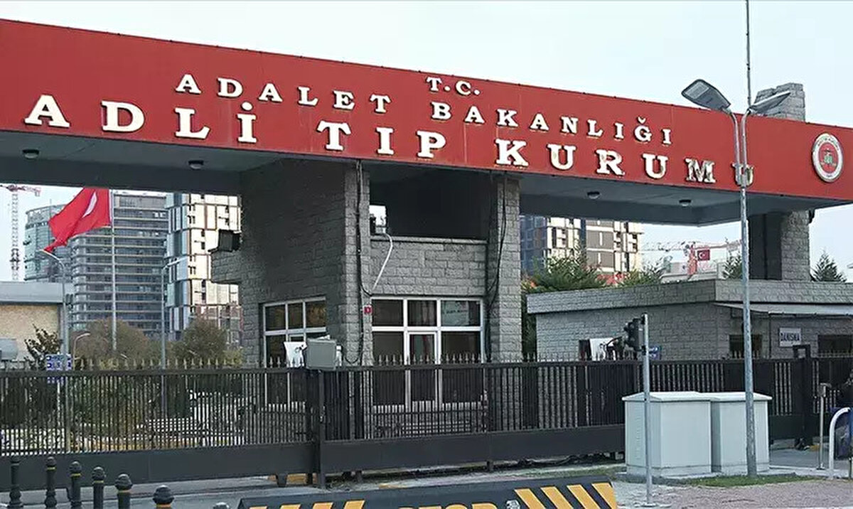 Adli Tıp Kurumu Personel Alımı Başvuru Şartları<br><br>Adli Tıp Kurumu personel alımına başvuracak adayların taşımaları gereken temel şartlar şunlardır:<br><br>Türk vatandaşı olmak.<br><br>Son başvuru tarihi olan 26 Ağustos 2025 itibarıyla 657 sayılı Kanun’un 40. maddesinde belirtilen yaş kriterlerini sağlamak.<br><br>İnfaz ve Koruma Memuru pozisyonu için, KPSS'nin yapıldığı yılın Ocak ayı itibarıyla 30 yaşını doldurmamış olmak (01 Ocak 1994 ve sonrası doğumlular başvurabilir).<br><br>Askerlik hizmetini yapmış, ertelemiş veya yedek sınıfa geçirilmiş olmak ya da askerlikle ilgisi bulunmamak.<br><br>657 sayılı Kanun’un 48/1-A/5 maddesinde sayılan suçlardan hüküm giymemiş olmak.<br><br>Görevini devamlı yapmasına engel teşkil edecek akıl hastalığı bulunmamak.<br><br>Kamu haklarından mahrum olmamak.<br><br>Başvurulan pozisyon için gerekli öğrenim şartlarını sağlamak.<br><br>İnfaz ve Koruma Memuru pozisyonu için ayrıca sözlü sınav tarihindeki boy ve kilo ölçümleri de değerlendirmeye alınacak, ölçümleri karşılamayan adaylar sınava alınmayacak.