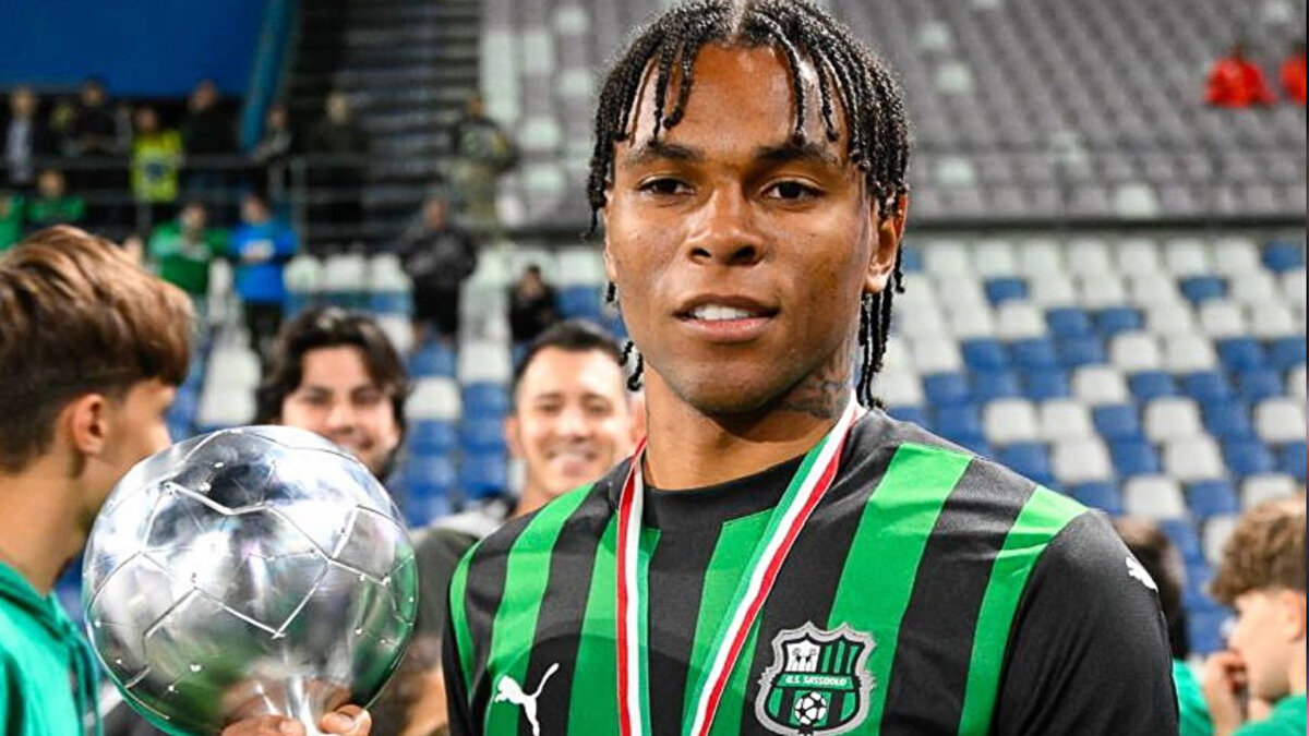 Sabah'ın haberine göre; Bunlardan biri de Armand Lauriente. Sunderland'e transferi son anda gerçekleşmeyen Fransız sol kanat için siyah-beyazlılar, hem Sassuolo hem de oyuncu cephesiyle temasları hızlandırdı.<br><br>