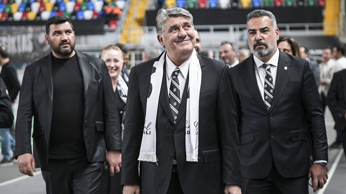 "İsim yapmış diye önümüze gelen oyunculara gitmiyoruz. Sadece bir sol kanat almak için kimseyi bu takıma alıp gelmeyeceğiz. Sistemimize ve oynadığımız oyuncuları almaya çalışıyoruz. Kalan tüm eksiklerimizi de bu felsefeyle tamamlayacağız. Transferde önceliğimiz bugün itibariyle sol açık ve sağ bek. Başka bölgeler için de fırsatlar olursa değerlendireceğiz.”<br>