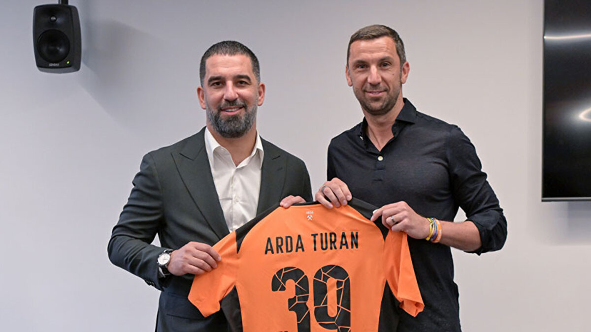 Teknik direktörlüğünü Arda Turan'ın yaptığı Shakhtar Donetsk, Ukrayna Premier Lig'in 2. hafta mücadelesinde Karpaty Lviv deplasmanına çıktı. Arda Turan'ın öğrencileri, 3 kez öne geçtiği maçtan 1 puanla ayrıldı.<br><br>