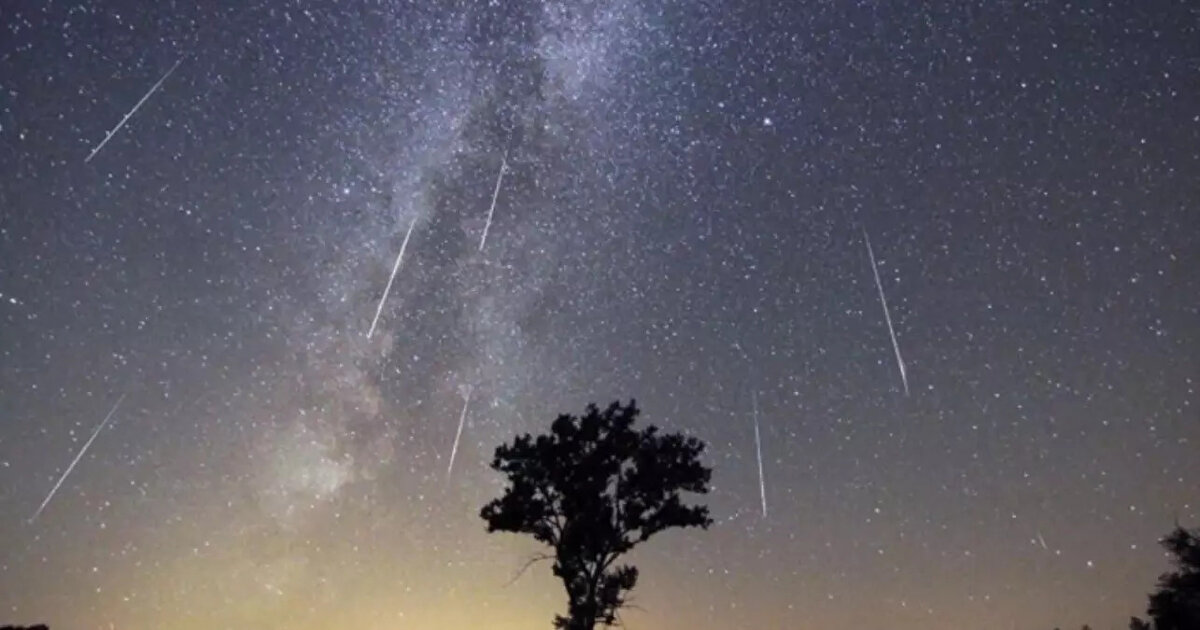 Perseid Meteor Yağmuru 2025 Zirve Günü ve İzleme Saatleri<br><br>Türkiye’nin coğrafi konumu, Perseid Meteor Yağmuru’nu izlemek için ideal fırsatlar sunuyor. 12 Ağustos 2025 sabahı, gece yarısından sonra 02.00 ile 05.00 saatleri arası en yüksek meteor yoğunluğunun beklendiği zaman dilimi olacak. Bu saatlerde meteor yağmurunun radyant noktası kuzeydoğu ufkunda yükselmiş olacak.<br><br>Zirve tarihi: 12 Ağustos 2025<br><br>En iyi izleme zamanı: 02.00 – 05.00 arası<br><br>İzleme yönü: Kuzeydoğu ufku<br><br>İdeal ortam: Işık kirliliğinin az olduğu, açık ve karanlık alanlar