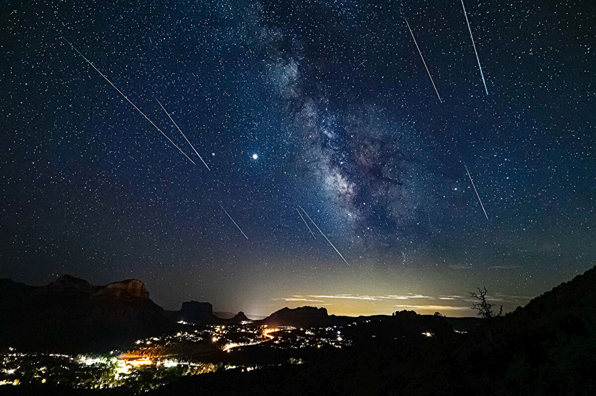Gökyüzü meraklıları için beklenen an geldi. Her yıl ağustos ayında gerçekleşen ve “Aziz Lawrence’ın Gözyaşları” olarak da bilinen Perseid Meteor Yağmuru, 2025’te 12 Ağustos’ta zirve yapacak. Ay’ın parlaklığı gözlem koşullarını kısmen etkilese de, bu doğa olayı yine büyüleyici bir seyir sunacak. Perseid yağmuru, Swift-Tuttle Kuyruklu Yıldızı’nın ardında bıraktığı toz ve taş parçacıklarının Dünya atmosferine girmesiyle oluşuyor. Bu yıl saatte 50 ila 100 meteorun görülebileceği tahmin ediliyor.