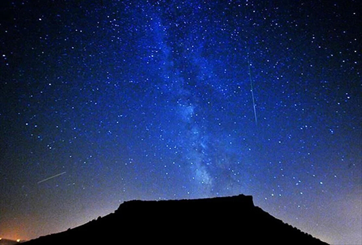 Ay’ın yüzde 90 aydınlık olması sönük meteorların görülmesini zorlaştırabilir. Ancak parlak meteorlar hâlâ rahatlıkla gözlemlenebilecek. Uzmanlar, Ay ışığından korunmak için gökyüzünü doğrudan görmeyen karanlık bölgelerin tercih edilmesini öneriyor.