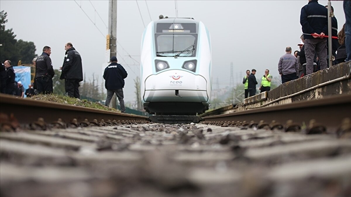 İŞKUR iş ilanları arasına Türkiye Cumhuriyeti Devlet Demiryolları’nın (TCDD) 229 sürekli işçi alımı duyurusu eklendi. En az lise mezunu adayların başvurabileceği ilan kapsamında, 5 makinist alımı sözlü sınavla yapılacak. 224 kişilik diğer kadrolar için ise noter huzurunda kura çekimi uygulanacak. Başvuru yapacak adayların, ilan edilen tarihlerde gerekli belgelerle birlikte şahsen başvuru yapması gerekiyor. Peki, TCDD 2025 işçi alımı başvuru tarihleri, şartları ve kura çekimi ne zaman? İşte tüm detaylar…