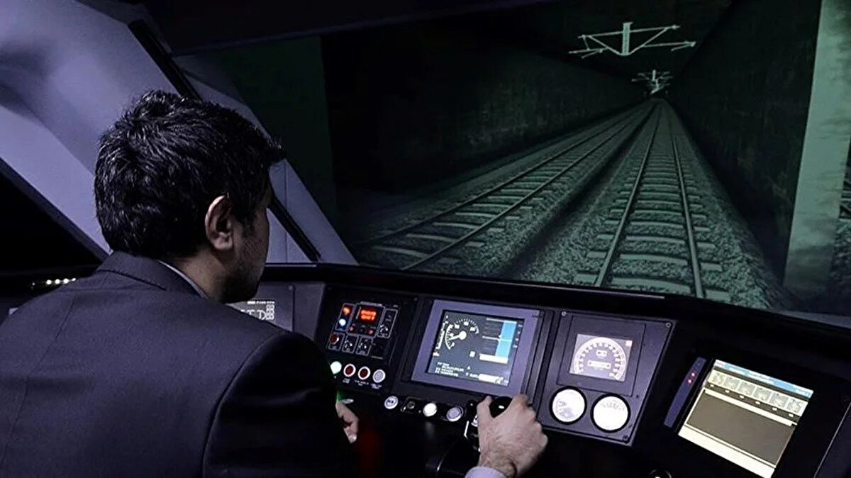 TCDD İşçi Alımı Başvuru Şartları<br><br>TCDD 2025 işçi alımı için adaylarda aranan temel şartlar şunlardır:<br><br>Türk vatandaşı olmak ve ilan tarihi itibarıyla 18 yaşını doldurmuş, 35 yaşını aşmamış olmak.<br><br>Devletin güvenliğine, anayasal düzene ve milli savunmaya karşı suçlar ile yüz kızartıcı suçlardan hüküm giymemiş olmak.<br><br>Kamu haklarından mahrum olmamak, herhangi bir sosyal güvenlik kurumundan emeklilik, yaşlılık veya malullük aylığı almamak.<br><br>Erkek adaylar için askerlikle ilişiği bulunmamak (yapmış, tecilli veya muaf olmak).<br><br>İlan edilen kadro için belirtilen eğitim düzeyine ve mesleki yeterlilik belgelerine sahip olmak.<br><br>Görevini sürekli yapmasına engel bedensel, zihinsel veya ruhsal rahatsızlığı bulunmamak.<br><br>Ağır ve tehlikeli işlerde çalışabilir olduğunu belgelemek.<br><br>Yerleştirildiği kadronun şartlarını taşımayan, yanlış beyanda bulunan veya belgelerini zamanında teslim etmeyen adayların ataması yapılmayacaktır.