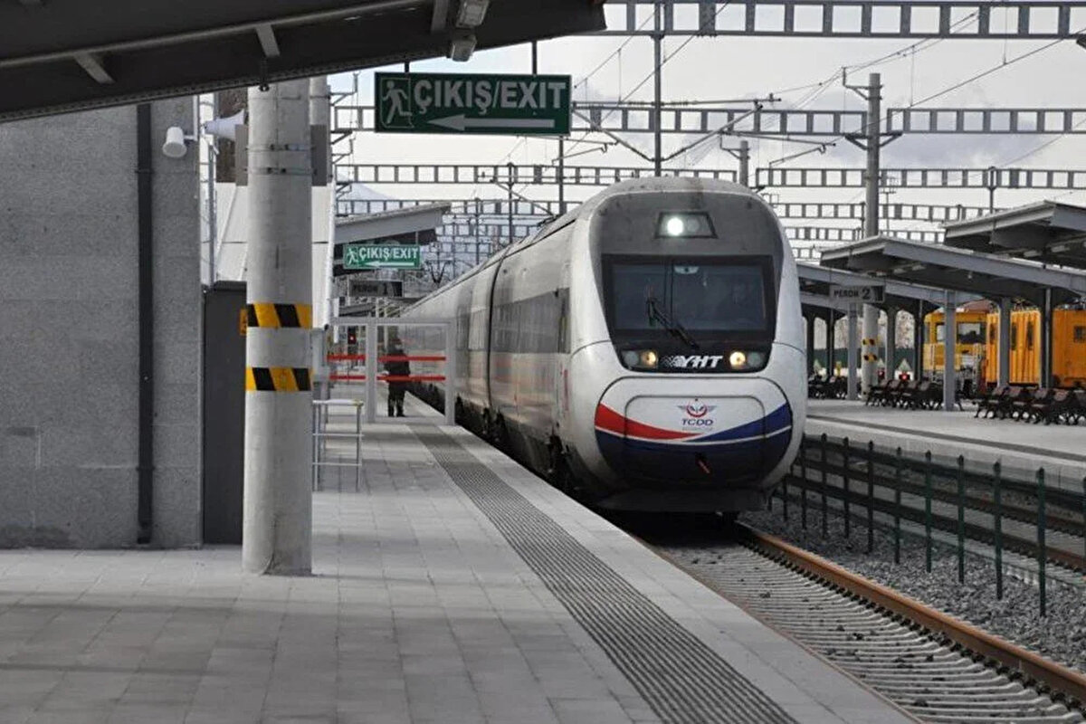 TCDD Makinist Alımı Sözlü Sınavla Yapılacak<br><br>TCDD’nin 2025 alımında 5 tren makinisti kadrosu için başvuru yapan aday sayısı 20’nin üzerinde olursa kura çekimi yapılacak. 20 kişi veya altında başvuru olması halinde adaylar doğrudan sözlü sınava girecek.<br>Makinist adaylarının Tren Makinisti (Seviye 4) Mesleki Yeterlilik Belgesi (11UY0035-4) sahibi olması zorunludur. Göreve başlayan makinistler Divriği Lojistik Müdürlüğü bünyesinde çalışacak.