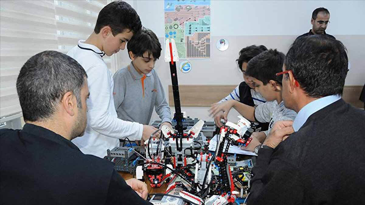 BİLSEM kayıtları ne zaman bitiyor?<br><br>BİLSEM kayıt hakkı kazanan öğrenciler, başvurularını 29 Ağustos 2025 tarihine kadar tamamlamak zorunda. Kayıt işlemleri öğrencinin ikamet adresine en yakın Bilim ve Sanat Merkezi’ne şahsen başvuru yöntemiyle yapılıyor.