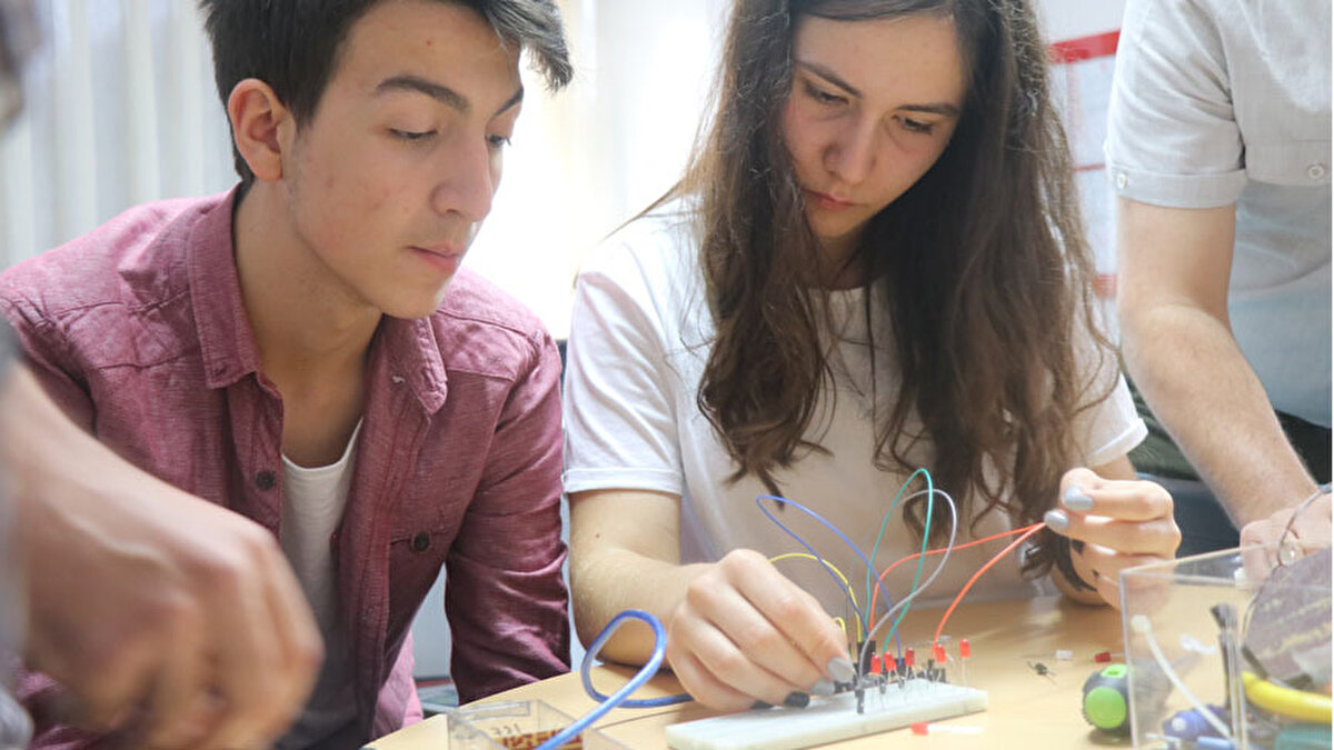 BİLSEM nedir?<br><br>BİLSEM, akademik, sanatsal veya zihinsel alanda özel yetenekli öğrencilerin ilkokul döneminden itibaren destek eğitim programlarına katılabildiği, Milli Eğitim Bakanlığı’na bağlı özel eğitim kurumlarıdır. Öğrenciler burada genel zihinsel, resim ve müzik alanlarında yeteneklerini geliştirme fırsatı bulur.