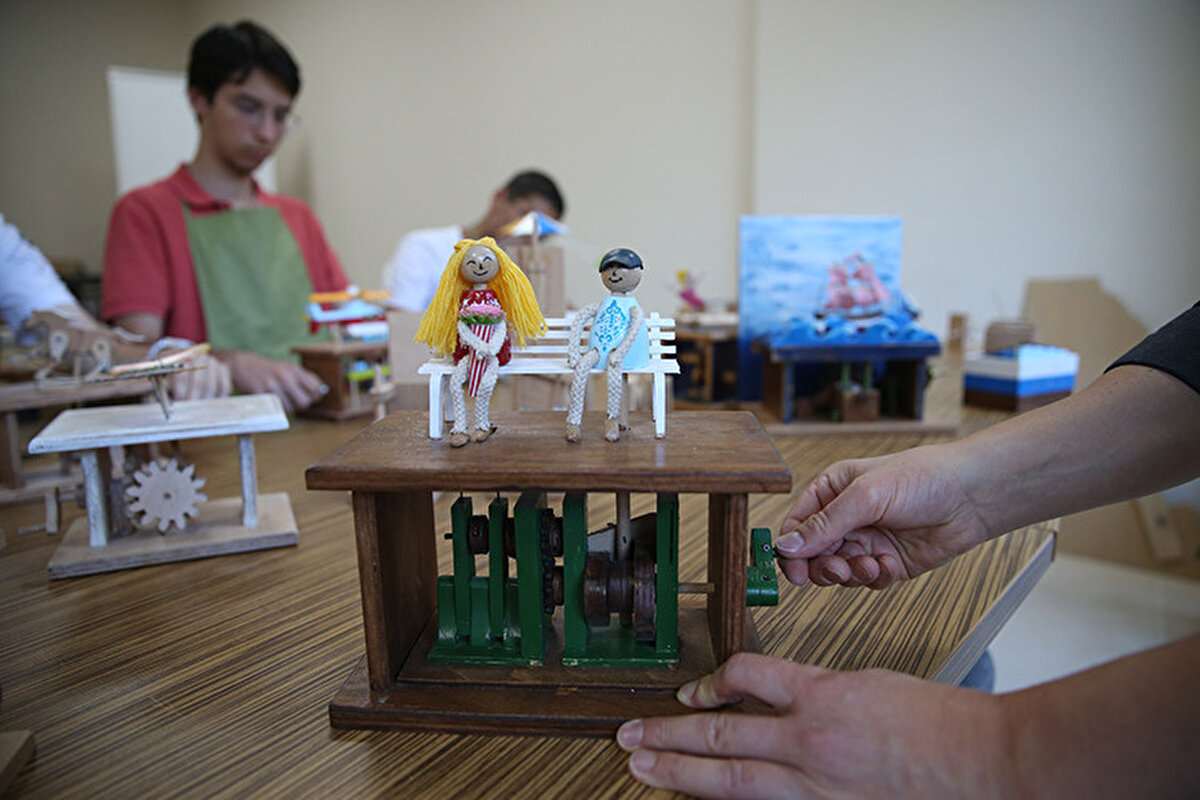 Türkiye genelinde ilkokul 1, 2 ve 3. sınıf düzeyindeki öğrencilerin özel yeteneklerini geliştirmelerine imkan tanıyan Bilim ve Sanat Merkezleri (BİLSEM) kayıt süreci sona yaklaşıyor. 23 Ekim 2024’te başlayan sınav ve değerlendirme sürecinde başarılı olan öğrenciler, 28 Temmuz’dan itibaren adreslerine en yakın BİLSEM’e şahsen başvurabiliyor. Milli Eğitim Bakanlığı (MEB), 2025-2026 eğitim yılı için BİLSEM kayıtlarının son gününü 29 Ağustos 2025 olarak duyurdu.