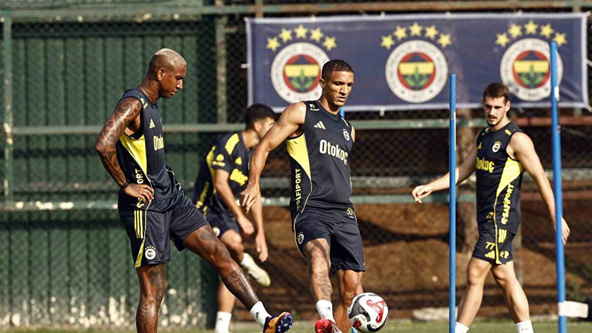 Fenerbahçe'de takıma katılacak isimlerin yanı sıra takımdan ayrılacak isimler de merak ediliyor. Sarı lacivertlilerde iki futbolcu takıma veda etmeye hazırlanıyor.<br><br>