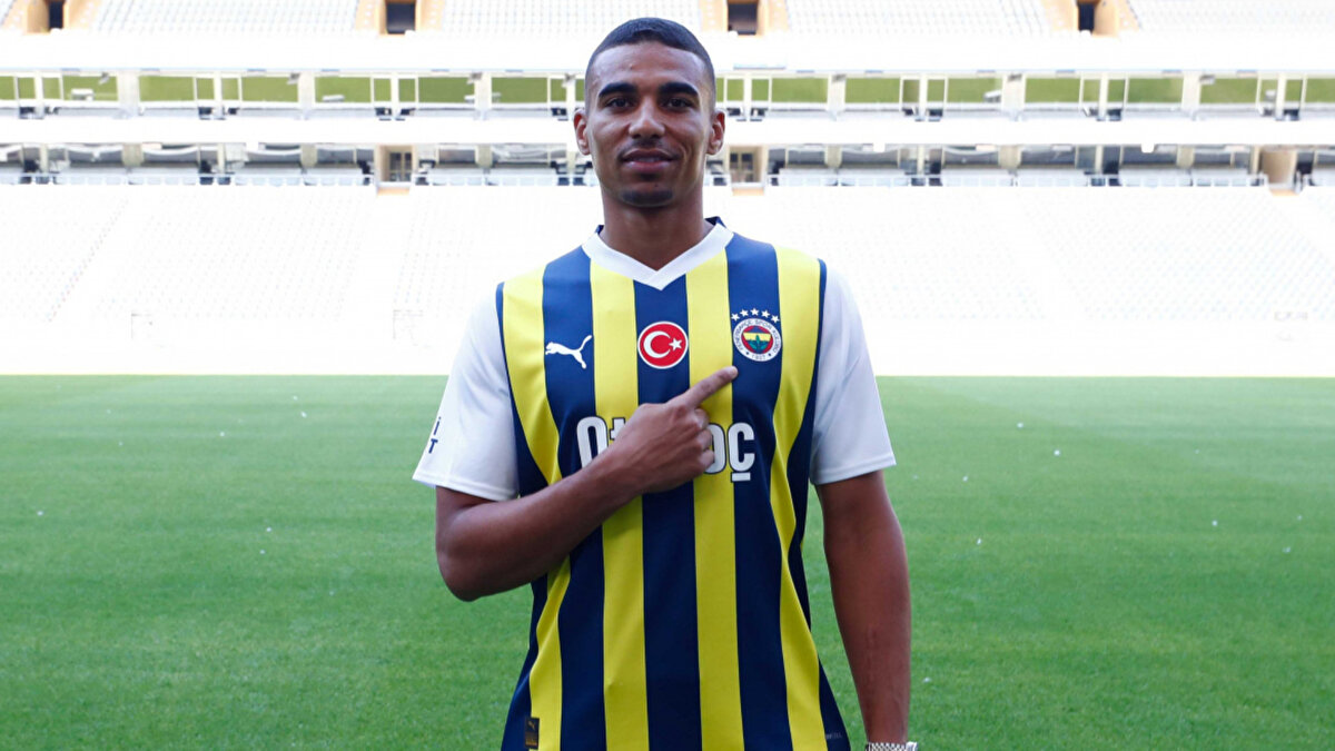 Mourinho'nun kadroda düşünmediği Alexander Djiku'nun Fenerbahçe macerası bu hafta sona eriyor. Ganalı stoperi isteyen takım ise; Spartak Moskova. Daha önce Beşiktaş'tan Gedson Fernandes'i de renklerine bağlayan Rus ekibinin Djiku için 5 milyon euro teklif ettiği belirtildi.