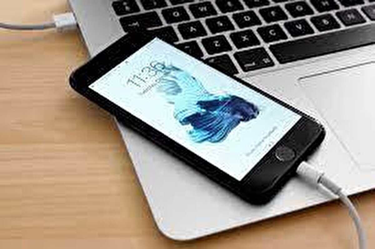 iPhone — Bilgisayara Yedekleme (iTunes ve Finder)<br>Windows veya macOS Mojave ve öncesi: iTunes kullanın.<br><br>macOS Catalina ve sonrası: iTunes kaldırıldı; Finder üzerinden iPhone yedeklenir.<br><br>Temel adımlar (kabloyla):<br><br>iPhone’u kablo ile bilgisayara bağlayın.<br><br>iTunes (Windows/Mac eski) veya Finder (MacOS Catalina+) açın.<br><br>Cihazınızı seçin → Backups/Genel bölümünde “Back Up Now” / “Yedekle” seçeneğini kullanın.<br><br>Şifreli yedekleme (Encrypt backup) seçeneğini işaretlerseniz; parolalar, sağlık verileri gibi hassas bilgiler de yedeklenir.