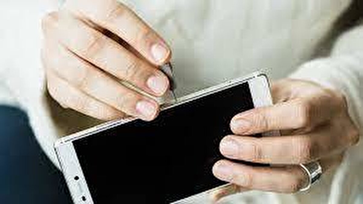 Android — Rehberi Elle Dışa Aktarma (microSD / USB OTG / Bilgisayar)<br>Cihazınızda Kişiler uygulamasını açın.<br><br>Ayarlar → İçe/Dışa Aktar (Import/Export) → Export to .vcf (VCF dosyası).<br><br>Hedef olarak microSD, USB/OTG veya dahili depolamayı seçin; .vcf dosyasını bilgisayara kopyalayın.<br><br>VCF dosyası evrenseldir — başka telefona ya da Google / iCloud’a kolayca aktarılır.<br><br>Android — SIM Kart Üzerine Rehber Yedekleme<br>Kişiler → Ayarlar → Import/Export.<br><br>Hedef olarak SIM Kart seçin ve dışa aktarın.<br><br>Uyarı: SIM kartlar genelde az sayıda (ad/numara) kayıt tutar ve ek alan/ek bilgiler (fotoğraf, e-posta) desteklemez. Bu nedenle SIM'i tek başına güvenli uzun vadeli yedek olarak görmeyin.