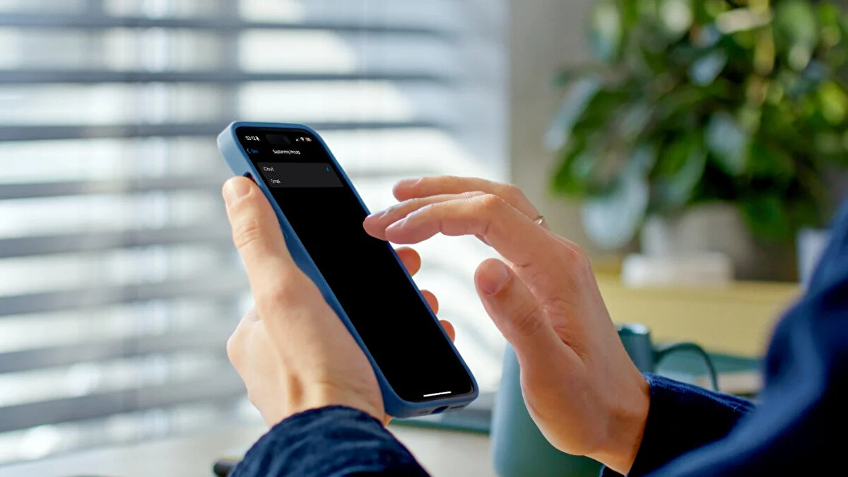 Sıkça Sorulan Sorular (SSS)<br><br>S: iCloud ve iCloud Backup aynı şey mi?<br>Hayır. iCloud Contacts kişilerinizin canlı senkronizasyonudur. iCloud Backup ise cihazın genel yedeğini (ayarlar, uygulama verileri vb.) düzenli olarak alır.<br><br>S: Google’a yedekledim; yeni telefonda nasıl geri yüklerim?<br>Yeni telefonda aynı Google hesabıyla oturum açıp Kişiler > Hesaplar > Google > Senkronizasyon açık ise kişiler otomatik gelir. VCF varsa Contacts uygulamasından Import yapabilirsiniz.<br><br>S: SIM karta yedeklesem yeterli olur mu?<br>SIM kısa vadede işe yarar ama genelde sınırlı kapasite ve kısıtlı veri alanı (fotoğraf, e-posta yok). Uzun vadede bulut veya VCF dosyası daha güvenlidir.<br><br>S: iTunes yerine Finder mı kullanmalıyım?<br>macOS Catalina ve sonrasında iTunes kaldırıldı; Finder üzerinden yedekleme yapılır. Windows için iTunes hâlâ geçerlidir.<br><br>S: Kişilerim silindiyse geri getirebilir miyim?<br>Eğer iCloud/Google ile senkronize ediyorsanız, web arayüzünden (icloud.com veya contacts.google.com) kontrol edip kurtarma seçeneklerini veya yedekten geri yüklemeyi deneyebilirsiniz. Manuel vcf yedeğiniz varsa onu içe aktarın.<br><br>S: Yedeklerim güvenli mi?<br>Bulut sağlayıcıları güçlü güvenlik sağlar ama hesap güvenliği sizin elinizdedir — güçlü parola ve 2FA kullanın. Bilgisayar yedeklerini şifreli tutun.