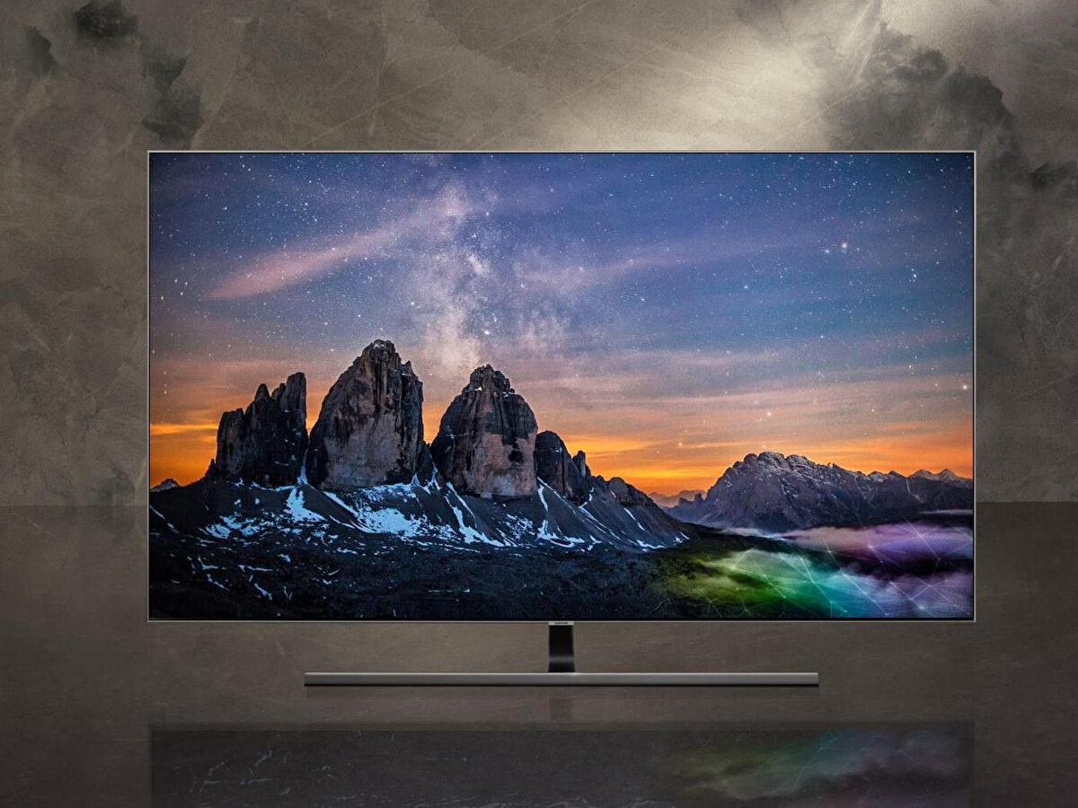 Pazar araştırma şirketi TrendForce, küresel TV pazarına ilişkin 2025 yılı ikinci yarısını kapsayan son raporunu yayımladı. Araştırma, dünya genelinde en çok satan televizyon markalarını ortaya koyarken, Türkiye’de de yaygın olarak tercih edilen markaların küresel pazarda nasıl bir performans sergilediğini gözler önüne serdi. Verilere göre, yılın ilk yarısında küresel TV sevkiyatları geçen yılın aynı dönemine kıyasla yüzde 2 artarak 92,5 milyon adede ulaştı. Ancak analistler, yılın ikinci yarısında daralma yaşanacağını ve 2025 sonunda pazarın 2024’e göre yüzde 1,1 oranında küçüleceğini öngörüyor.