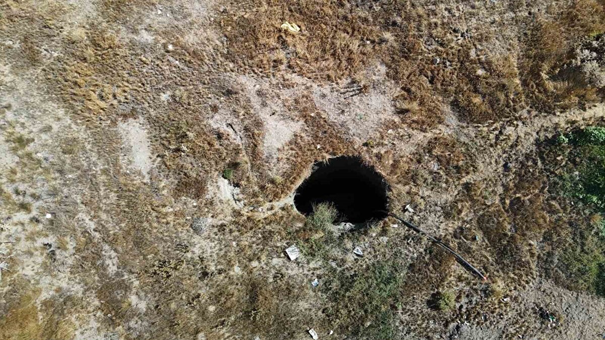 Balıkesir’in Sındırgı ilçesinde yerin 11 kilometre altında meydana gelen 6.1 büyüklüğünde deprem İzmir, Kütahya, Yalova, İstanbul, Manisa, Uşak, Aydın, Eskişehir, Sakarya, Yalova ve Tekirdağ’da da hissedildi. Eskişehir’de dün akşam hissedilen depremde vatandaşlar kısa süreli panik yaşadı. 