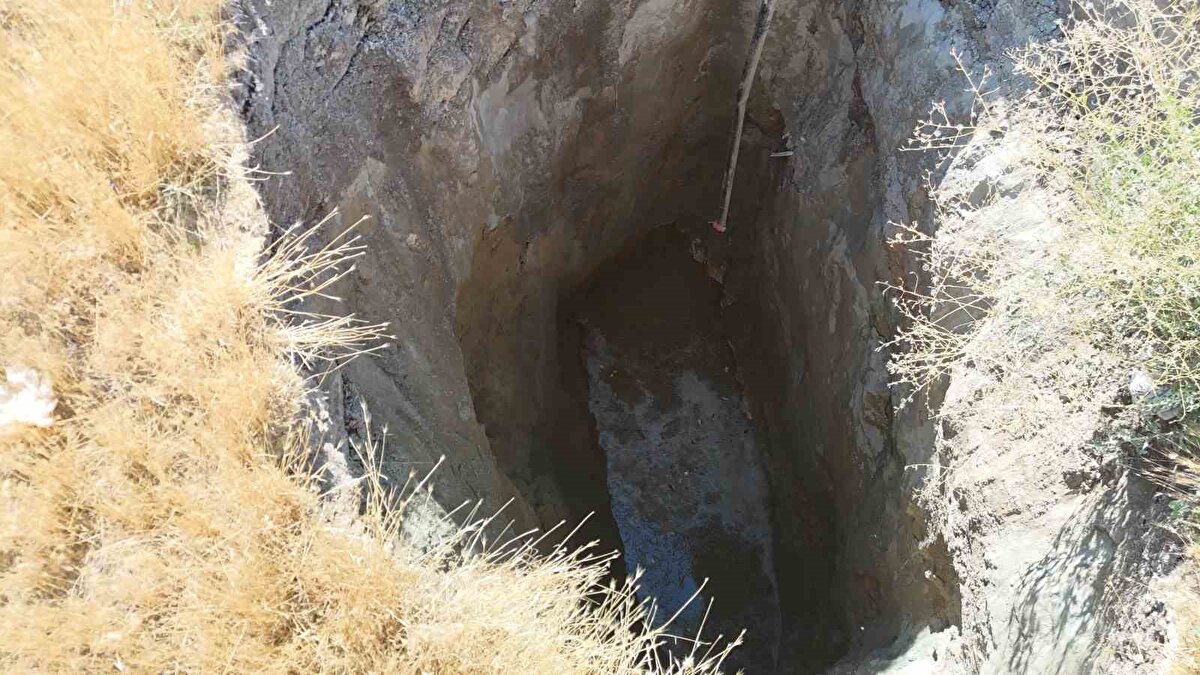 Göçme devam edebilir. Herhangi bir çoluk çocuk düşebilir’ dedik. Dün köyde depremi hissettik. Bizim köy yeri olduğu için dolu olduğu halde lamba gitti gitti geldi. Çekyatta bile depremi hissedebildik. Obruk depremden önce olsaydı, diğer günler olsa biz buradayız, illaki görürdük. Biri görmezse diğeri görür" ifadelerini kullandı.