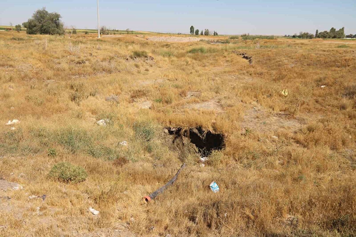 Bazı vatandaşların boru ile obruğun yüksekliğini ölçmeye çalıştıklarını anlatan Güven, "Sabah ben kendim taş attım, su sesi geliyor. İçine tekrar kayma, göçme olur diye fazla yaklaşmadım. Tahminimize göre bayağı 5-6 metre derinliği var. O yüzden görür görmez muhtarımıza bilgi verdik, ’Gereken yerlere bildirelim.