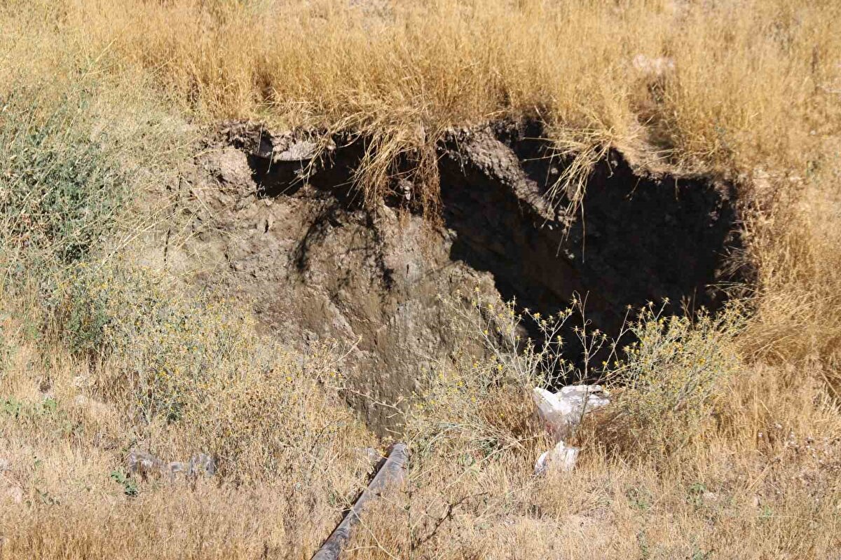 "Tahminimize göre bayağı 5-6 metre derinliği var"