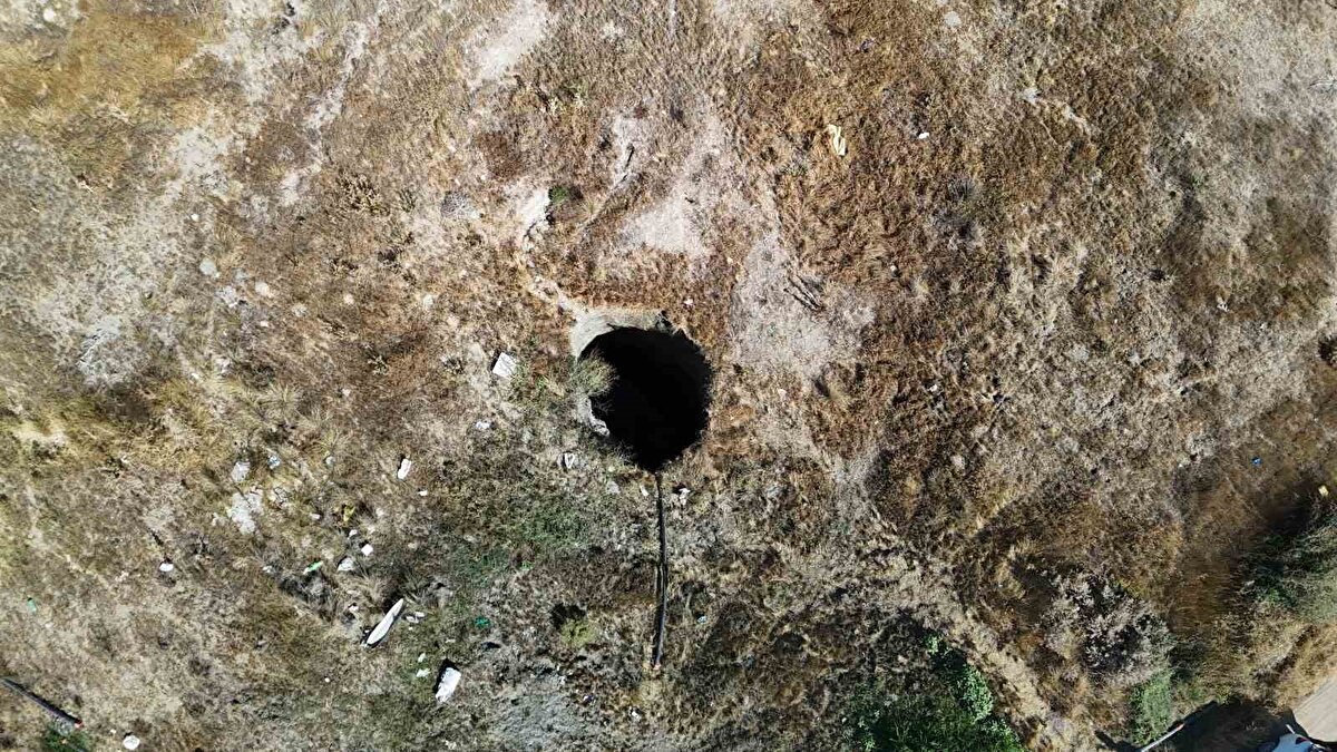 Derin obruk dron ile görüntülendi. İlgili ekiplerin bahse konu noktada inceleme yapmadığı ve önlem almadığı iddia edilirken, etrafında şerit ya da bariyer olmayan obruktan çökme seslerinin geldiği duyuldu.<br>