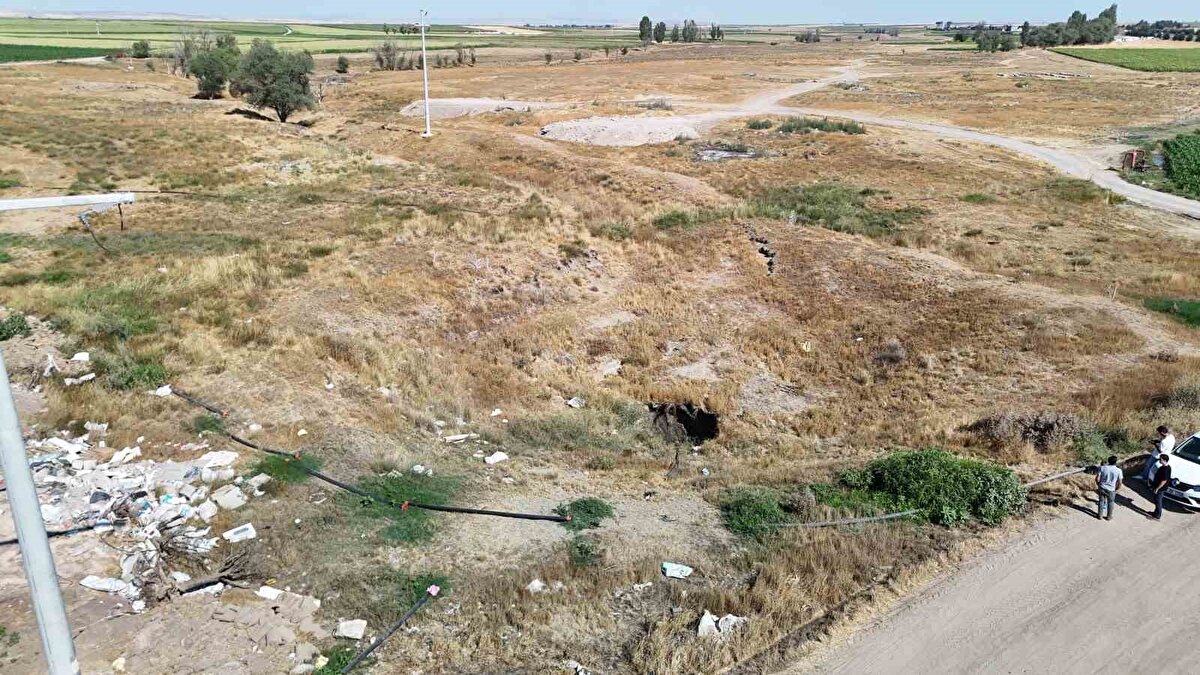 Bildiğiniz üzere dün akşam deprem oldu. Daha önce böyle bir obruk yoktu. Herhangi bir iş makinesi izi de yok. Olsa en azından toprak olur, iz bırakır. O yüzden obruğun depremden dolayı olduğunu düşünüyoruz" dedi.