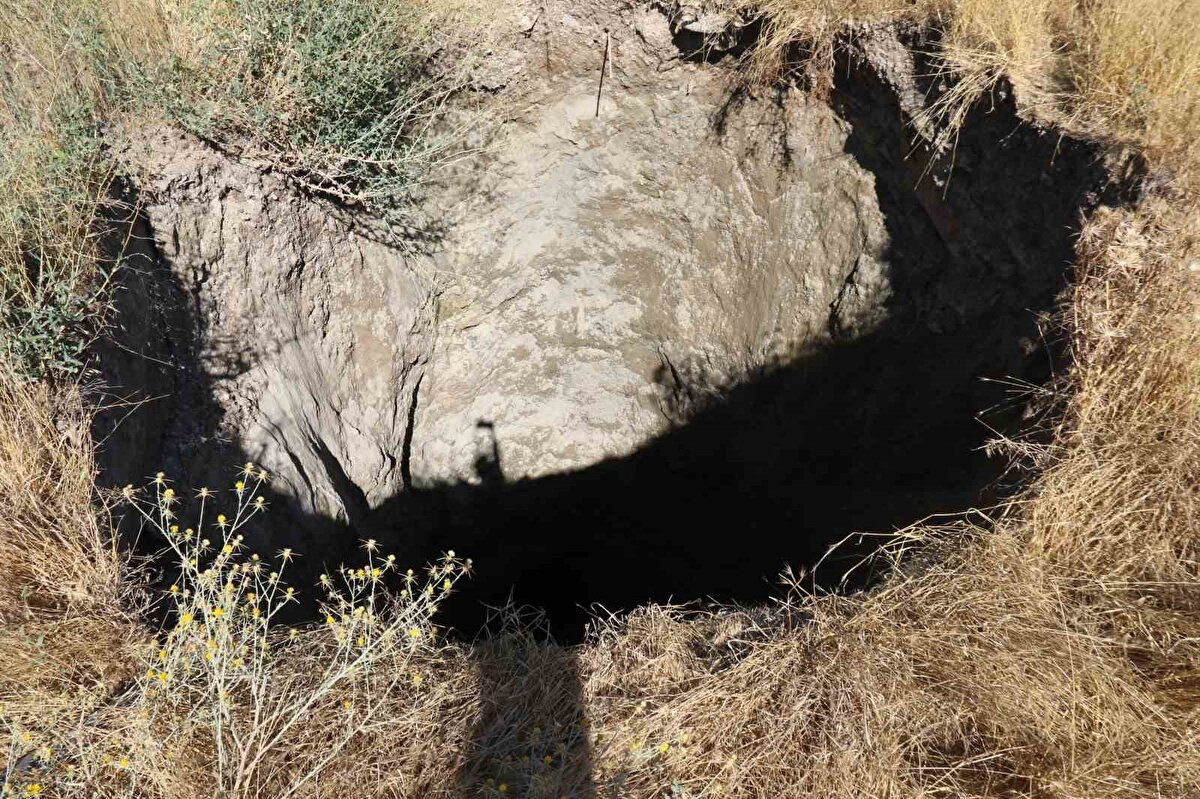 Yahnikapan Mahallesi’nde çiftçilik yapan Murat Güven, obruğu tarlasına gelen arkadaşının fark ettiğini belirtti. Güven, "Bu çukur, yıllar önce kaynak suyunun olduğu bir çukur. Son yıllardaki kuraklıktan, yer altı sularının azalmasından dolayı buradaki doğal kaynak suyu kayboldu ve kuru bir göl haline geldi. Bugün sabah tarlaya geldiğimizde bir arkadaş obruğu görmüş.