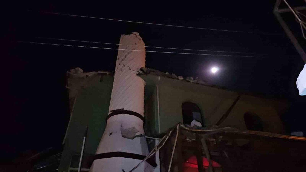 Sındırgı’ya bağlı Gölcük ve Kızılgül mahallelerinde bazı evler yıkılırken, Gölcük’te caminin minaresi devrildi.