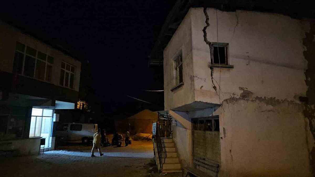 6,1 büyüklüğündeki depremin ardından ilçe merkezi ile Gölcük ve Kızılgül mahallelerinde birçok bina yıkılarak kullanılamaz hale geldi.